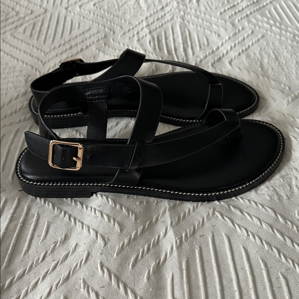 studded Black Sandals
NEW without tags size 7 - Picture 2 of 4